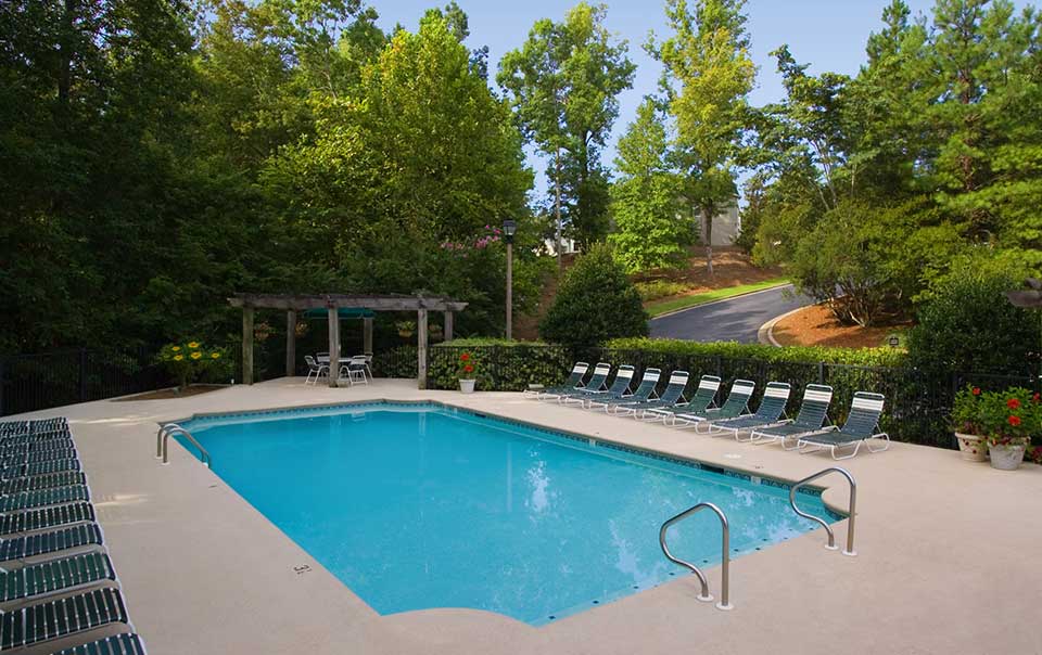 swimming pool at Greystone at Green Island Oaks Columbus GA Apartments