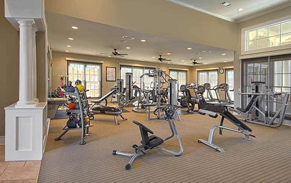 Workout gym with weight machines RiverChase Apartmente